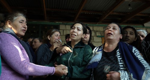 Женщины оплакивают погибшего. 29 октября 2020 г. Фото Азиза Каримова для "Кавказского узла"
