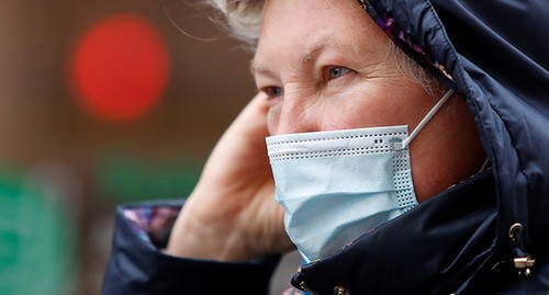Пожилая женщина в защитной маске. 29 октября 2020 г. Фото: REUTERS/Maxim Shemetov