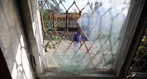 Поврежденное от обстрела окно жилого дома. 20 октября 2020 г. Фото Азиза Каримова для "Кавказского узла"