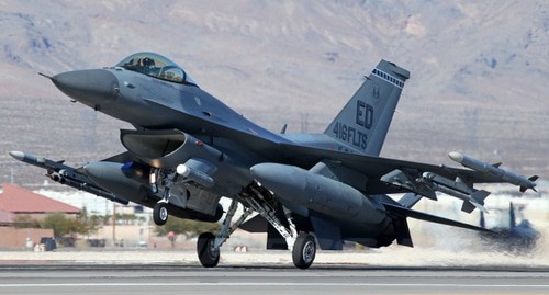 F-16, фото: Bob Adams, https://ru.wikipedia.org/wiki/General_Dynamics_F-16_Fighting_Falcon