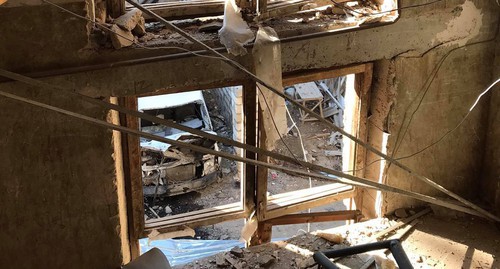 Здание  после обстрела  в Степанакерте, 19 октября 2020 года. Фото: Алвард Григорян для "Кавказского узла"