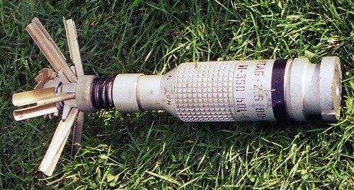 Кумулятивно-осколочный суббоеприпас кассетной бомбы. Фото: David Monniaux 
 https://ru.wikipedia.org/wiki/Бомбовая_кассета
