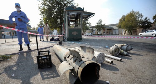 Азербайджанский следователь стоит рядом с осколками боеприпасов на улице, недавно пострадавшей от обстрела в городе Барда, Азербайджан, 29 октября 2020 года. REUTERS/Азиз Каримов