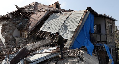 Руины здания после недавнего обстрела в городе Шуши (Шуша), 28 октября 2020 года. Фото Айк Багдасарян/Photolure via REUTERS ATTENTION EDITORS 