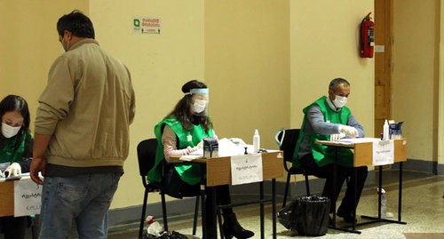 Избиратель и члены участковой избирательной комиссии. Тбилиси, 31 октября 2020 г. Фото Инны Кукуджановой для "Кавказского узла"