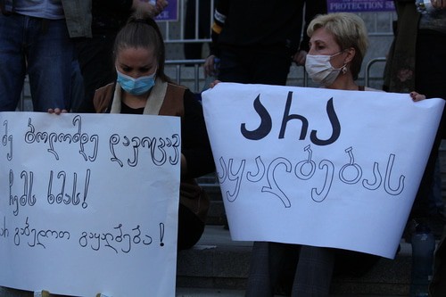Участницы митинга держат плакаты "Нет фальсификации" и "Я до конца буду защищать свой голос! Не смейте фальсифицировать". Тбилиси, 1 ноября 2020 года. Фото Инны Кукуджановой для "Кавказского узла".
