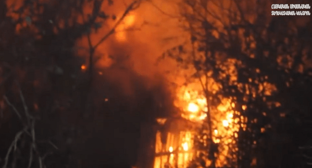 Здания в Шуши горят после попадания снаряда. Кадр видео Armenian unified infocenter в Facebook
  