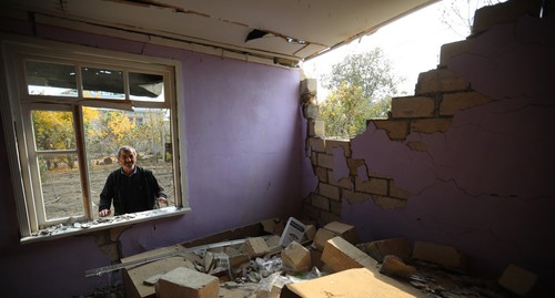 Мужчина у окна своего полуразрушенного дома в Тертере. Азербайджан, 2 ноября 2020 года. Фото Азиза Каримова для "Кавказского узла"