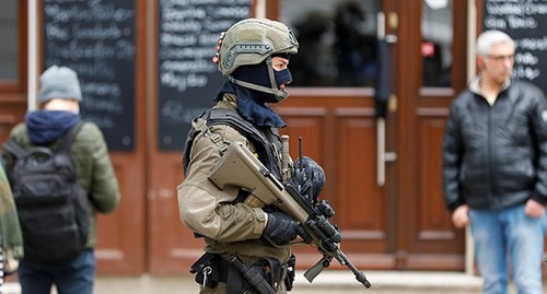 Сотрудник силовых структур на месте теракта в Вене. 5 ноября 2020 г. REUTERS/Leonhard Foeger