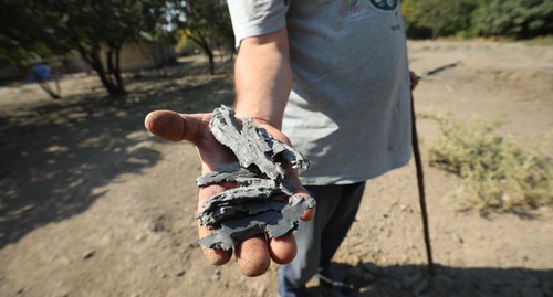 Житель села показывает осколки снаряда. 19 октября 2020 г. Фото Азиза Каримова для "Кавказского узла"