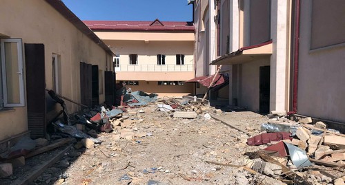 Общественное строение в Шуши, пострадавшее в ходе обстрела. 20 октября 2020 г. Фото Алвард Григорян для "Кавказского узла"