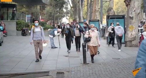 Жители Тбилиси на улице в период пандемии коронавируса носят маски. Стопкадр из видео на Youtube-канале «Sputnik Georgia - все о Грузии». https://www.youtube.com/watch?v=Ej77qT4NuCw