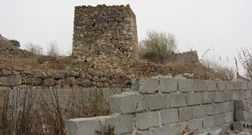 Бетонная кладка около древней башни в селе Дагом. Фото Тамары Агкацевой для "Кавказского узла".