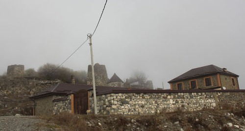 Современный дом около древних сооружений в селе Дагом. Фото Тамары Агкацевой для "Кавказского узла".