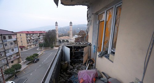 Вид с балкона поврежденного здания после обстрела города Шуши (Шуша), 3 ноября 2020 года. Фото: Ваграм Багдасарян/Photolure via REUTERS