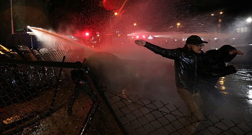 Полиция разгоняет участников акции с помощью водомета. Тбилиси, 8 ноября 2020 года. Фото: REUTERS/Irakli Gedenidze