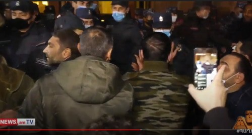 Демонстранты в Ереване и полицейские. Скриншот видео https://www.youtube.com/watch?v=JbVFEkaXN98&feature=youtu.be