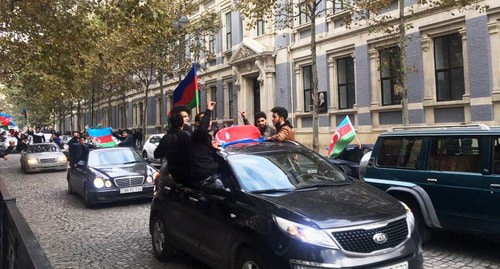 Жители Баку вышли на улицы праздновать окончание войны. 10 ноября 2020 г. Фото Фаика Меджида для "Кавказского узла"