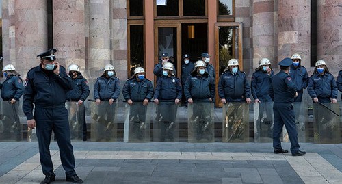 Сотрудники силовых структур возле здания парламента Армении. Ереван, 10 ноября 2020 г. Фото: REUTERS/Artem Mikryukov
