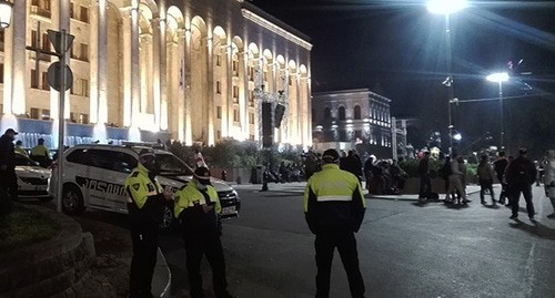 Сотрудники полиции следят за акцией Тбилиси, 10 ноября 2020 г. Фото Инны Кукуджановой для "Кавказского узла"