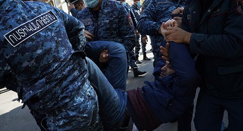 Сотрудники полиции задерживают участника митинга. Ереван, 11 ноября 2020 г. Фото: REUTERS/Artem Mikryukov