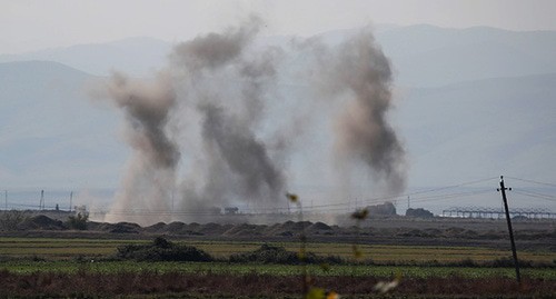 Дым над местом, где идут военные действия. Нагорный Карабах, октябрь 2020 года. Фото: REUTERS/Umit Bektas
