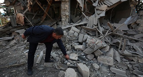 Разрушенный дом в Тертере. 27 октября 2020 года. Фото: REUTERS/Aziz Karimov