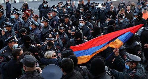 Сотрудники полиции задерживают участников акции протеста. Ереван, 12 ноября 2020 года. Фото: Stepan Poghosyan/Photolure via REUTERS