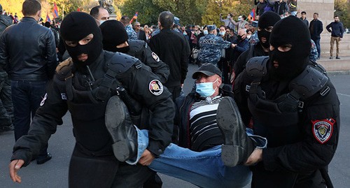 Сотрудники полиции задерживают участника акции. Ереван, 12 ноября 2020 года. Фото: Stepan Poghosyan/Photolure via REUTERS