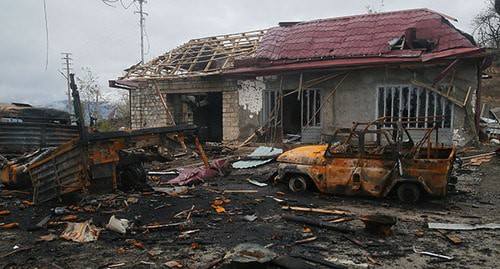 Сгоревшие автомобили и поврежденное здание на окраине Шуши. Нагорный Карабах, 13 ноября 2020 года. Фото: REUTERS/Stringer
