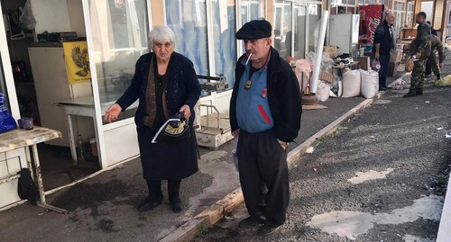 Сотрудники пострадавшего от обстрелов рынка в Степанакерте. 2 ноября 2020 года. Фото Алвард Григорян для "Кавказского узла"