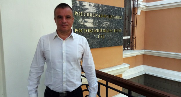 Алексей Манукин у входа в Ростовский областной суд. Фото Константина Волгина для "Кавказского узла"
