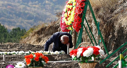 Мужчина на могиле погибшего во время военных действий в Нагорном Карабахе. Степанакерт, 14 октября 2020 г. Фото: REUTERS/Stringer