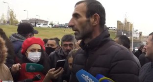 Участники акции протеста у здания Минобороны Армении. Ереван, 16 ноября 2020 г. Стоп-кадр видео https://www.youtube.com/watch?v=RxYiI6GYtfk&feature=emb_logo Участники акции протеста у здания Минобороны Армении. Ереван, 16 ноября 2020 г. Стоп-кадр видео https://www.youtube.com/watch?v=RxYiI6GYtfk&feature=emb_logo