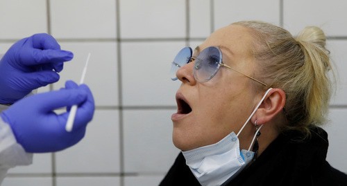 Взятие теста на коронавирус. Фото: REUTERS/Maxim Shemetov
