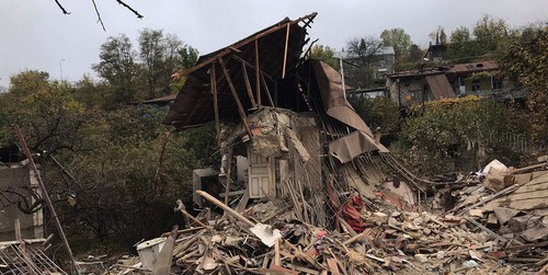 Разрушенный дом в частном жилом квартале Степанакерта. Фото Алвард Григорян для "Кавказского узла"