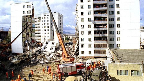 Ликвидация последствий взрыва  в Каспийске в 1996 году. Фото https://ru.wikipedia.org/wiki/Взрыв_жилого_дома_в_Каспийске_(1996)