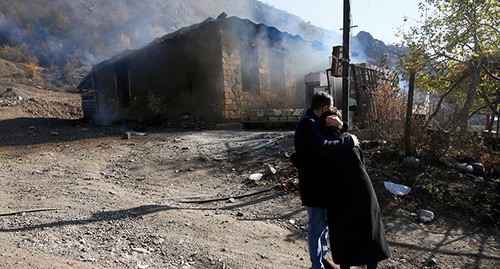 Жители Нагорного Карабаха возле горящего дома. 14 ноября 2020 г. Фото: REUTERS/Stringer