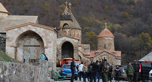 Армянские паломники прощаются с монастырем Дадиванк. 18 ноября 2020 г. Фото Армине Мартиросян для "Кавказского узла"