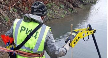 Работа в русле ерика. Фото Игоря Калисецкого для "Кавказского узла". Работа в русле ерика. Фото Игоря Калисецкого для "Кавказского узла".