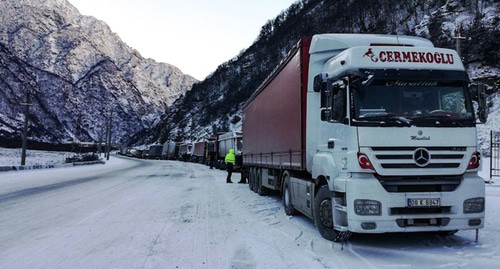 Около 145 грузовых автомобилей ожидают открытия проезда по Военно-Грузинской дороге. Фото Эммы Марзоевой для "Кавказского узла"