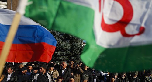 Флаги России и Ингушетии на протестных выступлениях в Магасе, 17 марта 2020. Фото: REUTERS/Maxim Shemetov