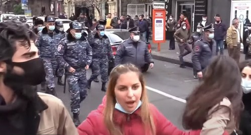 Протестующие и сотрудники полиции в центре Еревана. Кадр видео 168. am https://www.youtube.com/watch?v=V_-jCy6wezQ&feature=emb_logo