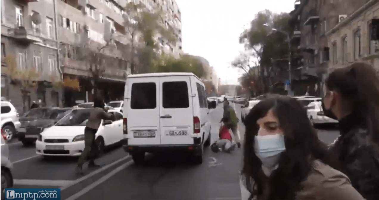 Падение активистки после тарана живой цепи микроавтобусом. Ереван, 19 ноября 2020 года, https://youtu.be/lcx2798YI_k
