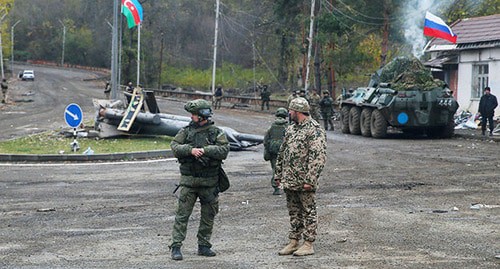Азербайджанский военнослужащий и российский миротворец охраняют блокпост на окраине Шуши (Шуши) в районе Нагорного Карабаха. 13 ноября 2020 г. Фото: REUTERS/Stringer