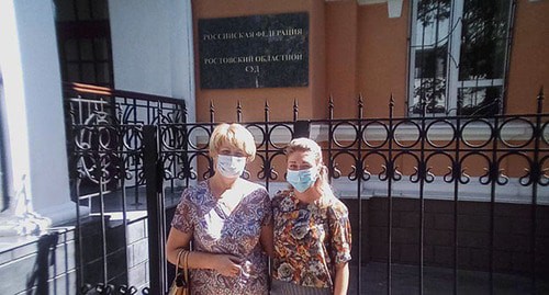Евгения (справа) и Галина Паркова рядом со зданием Рособлсуда. Фото Константина Волгина для "Кавказского узла"