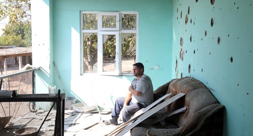 Местный житель сидит в поврежденном взрывом доме. 20 октября 2020 г. Фото Азиза Каримова для "Кавказского узла"