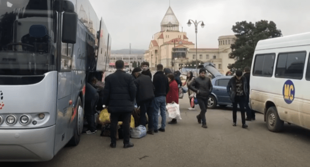Автобусы с беженцами, прибывшими в Степанакерт. 20 ноября 2020 года. Стоп-кадр видео Минобороны России, https://youtu.be/y5xgtPDxz-g