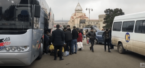 Автобусы с беженцами, прибывшими в Степанакерт. 20 ноября 2020 года. Стоп-кадр видео Минобороны России, https://youtu.be/y5xgtPDxz-g