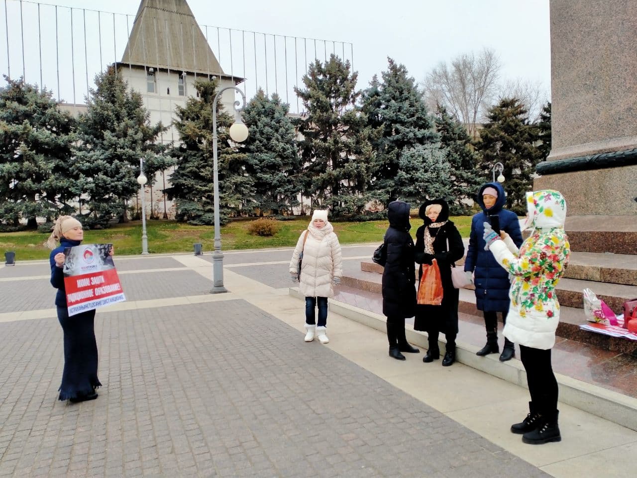 Акция против дистанционного образования в Астрахани 21 ноября 2020 года. Фото Алены Садовской для "Кавказского узла".